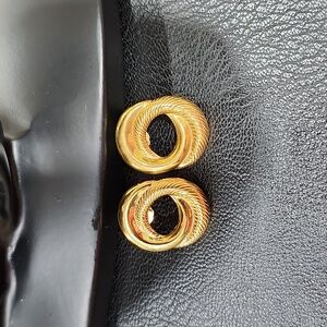 VINTAGE AVON SCULPTED SWIRL EARRINGS